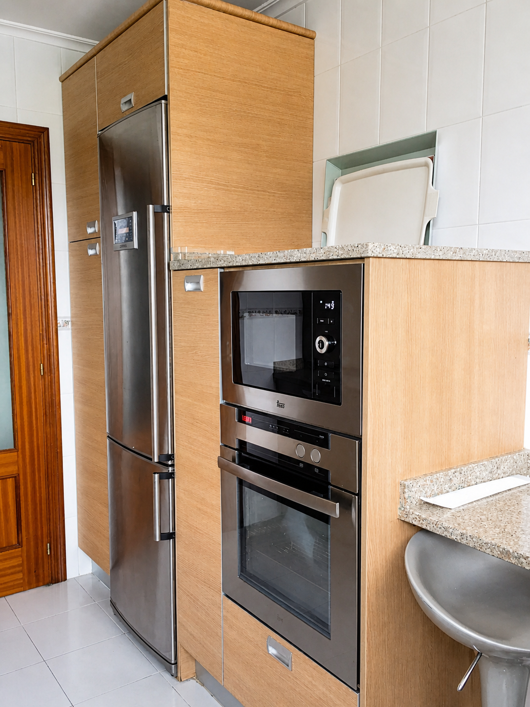 Cocina con horno y frigorífico del piso en Santander