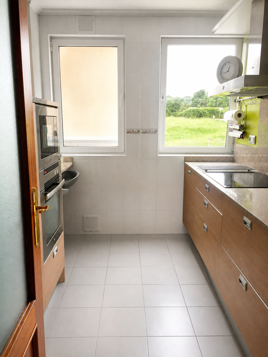 Cocina equipada del piso de alquiler temporal en Santander